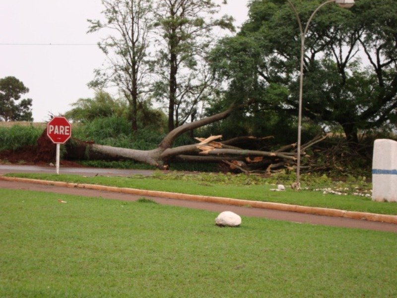 VENDAVAL E MUITA CHUVA ASSUSTA A POPULAÇÃO